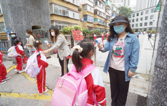 全市中小学校严守疫情防控关口 筑牢校园安全防线